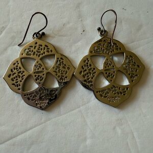 KENDRA SCOTT DAWN Logo Cutout Silver Tone Dangle Drop Earrings